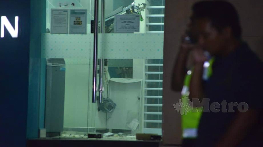 Lokasi mesin ATM yang diletupkan dua suspek di Wisma UNIKEB berhampiran UKM, Bangi. Foto Aizuddin Saad dan Nurul Hidayah Bahaudin 