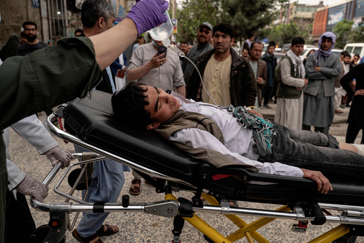 SALAH seorang individu yang cedera dibawa dengan pengusung untuk dihantar ke hospital. FOTO AFP 