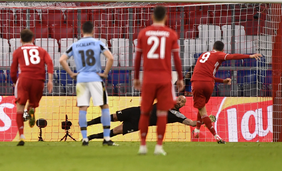 LEWANDOWSKI menjaringkan penalti Bayern. FOTO AFP 