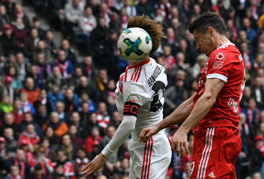 Lewandowski (kanan) jaring gol kedua Bayern ketika menentang Hamburg. -Foto EPA