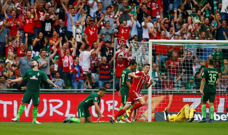 LEWANDOWSKI (tengah) meraikan gol keduanya untuk  Bayern. -Reuters