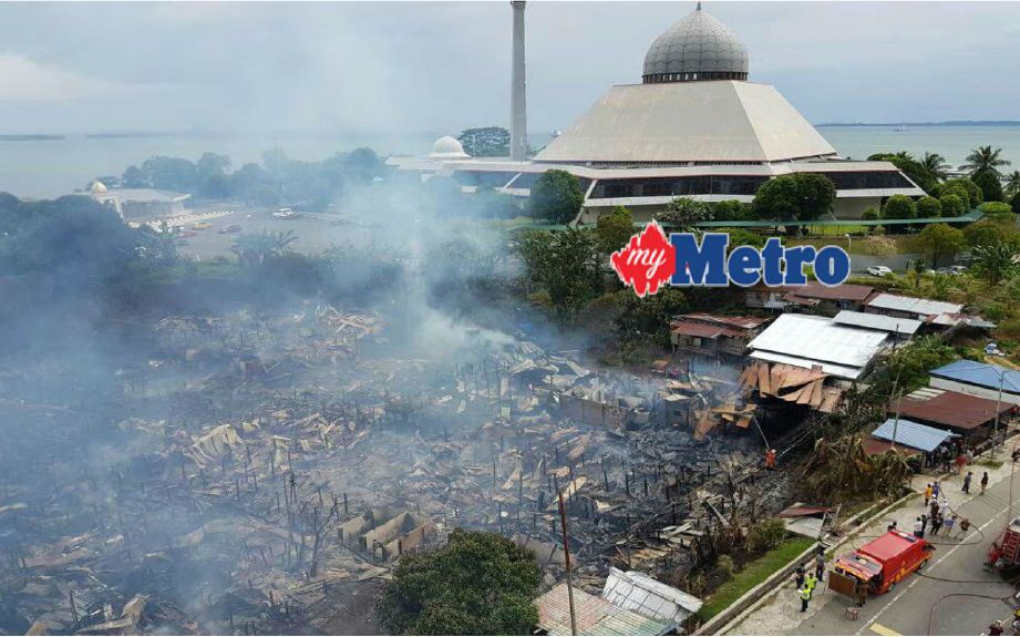 Rumah setinggan musnah dalam kejadian kebakaran di Kampung Sim-Sim, Sandakan. FOTO ihsan bomba
