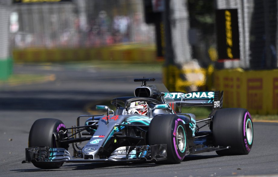 PEMANDU Mercedes, Lewis Hamilton mencatat masa sepusingan terpantas pada sesi latihan bebas pertama di GP Australia. - Foto EPA