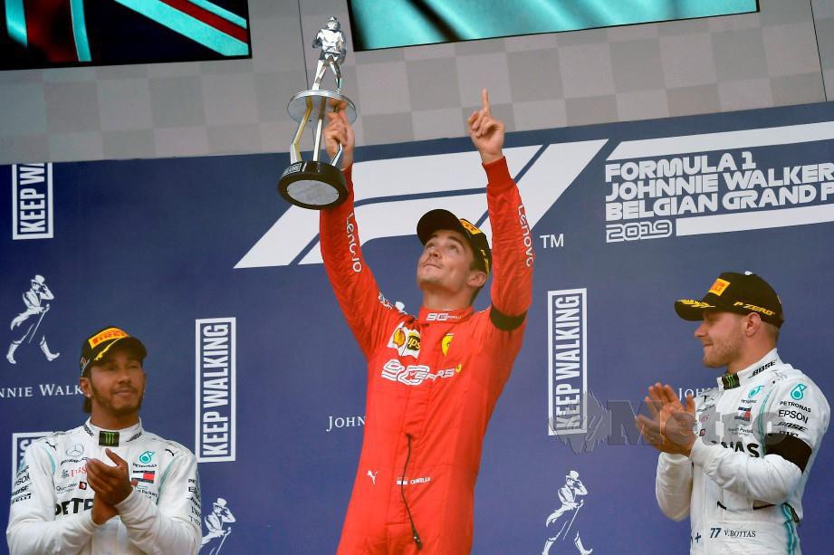 HAMILTON (kiri) bersama pemenang Leclerc (tengah) dan rakan sepasukan Mercedes, Valtteri Bottas di podium semalam. — FOTO AFP