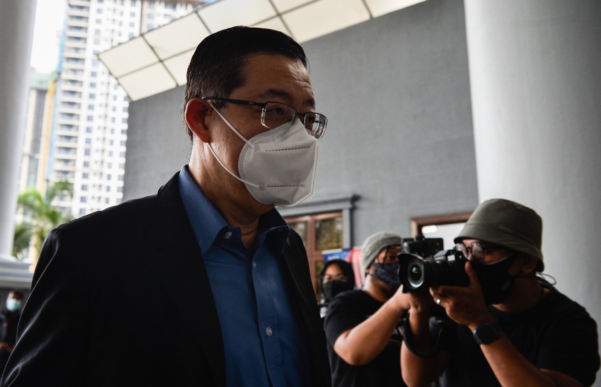 LIM Guan Eng tiba di Kompleks Mahkamah Kuala Lumpur hari ini bagi perbicaraan kes rasuah yang dihadapinya. FOTO Bernama.