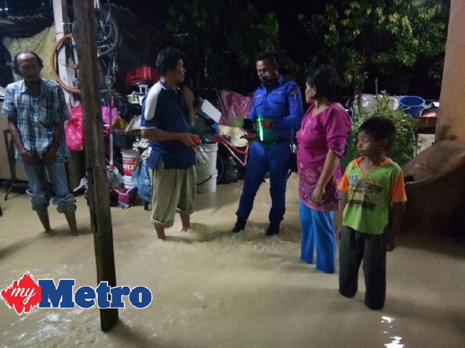 Anggota APM memantau keadaan penduduk di Kampung Sungai Macang Hilir, Lenggeng yang dilanda banjir kilat. FOTO ihsan APM