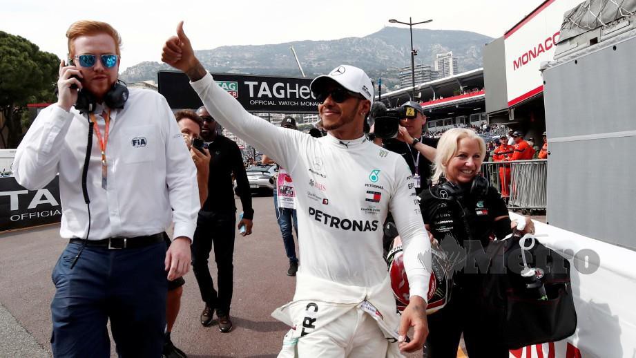 Pemandu Mercedes, Lewis Hamilton ceria selepas meraih petak utama. FOTO REUTERS