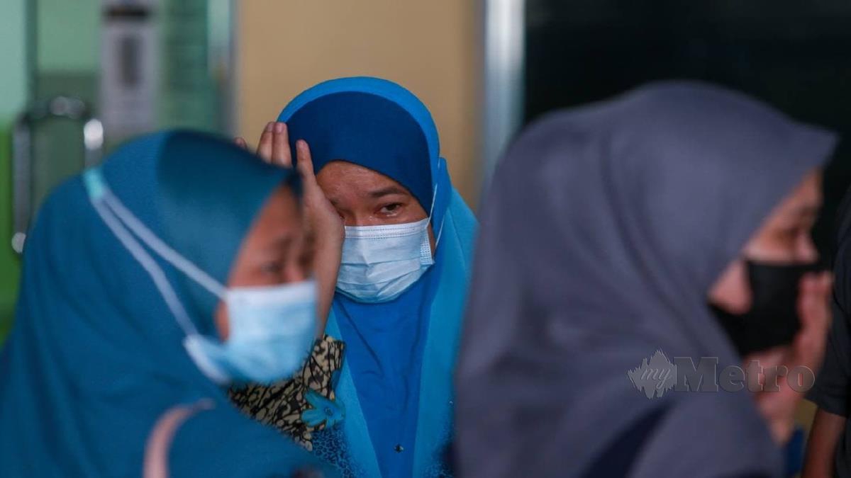 MASLIANAWATI  (tengah) dan rakan sekerja mangsa kelihatan suasana sugul di bilik Jenazah, Hospital Canselar Tuanku Muhriz (HCTM). FOTO Aswadi Alias.