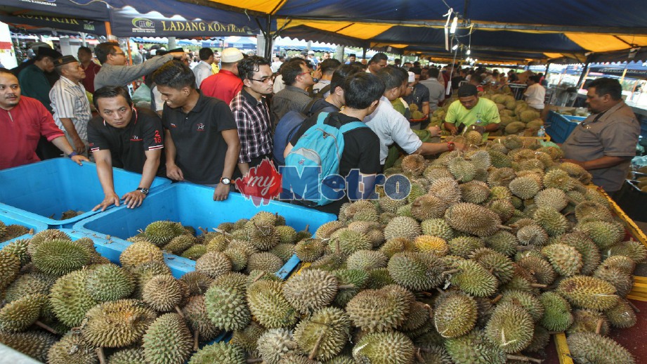  ORANG ramai berbaris untuk memilih buah durian. FOTO Aswadi Alias