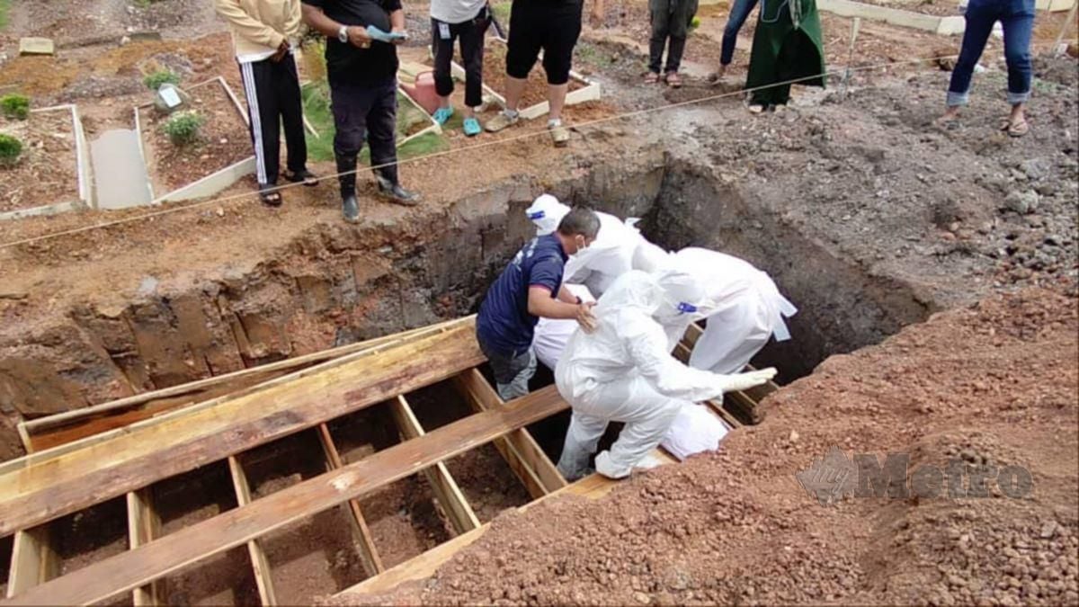 JENAZAH sembilan beranak selamat dikebumikan tengah hari tadi. FOTO Amirul Aiman Hamsuddin