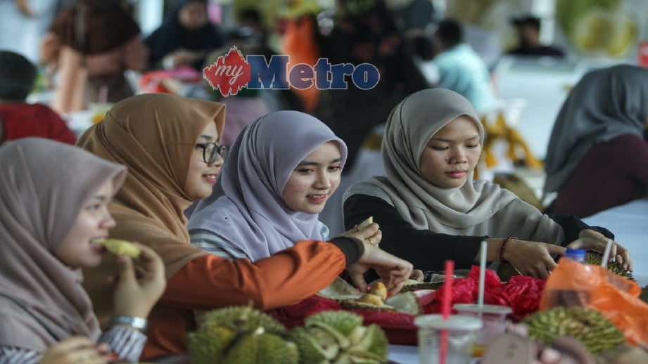 PENGUNJUNG yang hadir menikmati makan durian pada Program Jom Makan Buah di Masjid Negara, Kuala Lu,pur, hari ini, FOTO Aswadi Alias