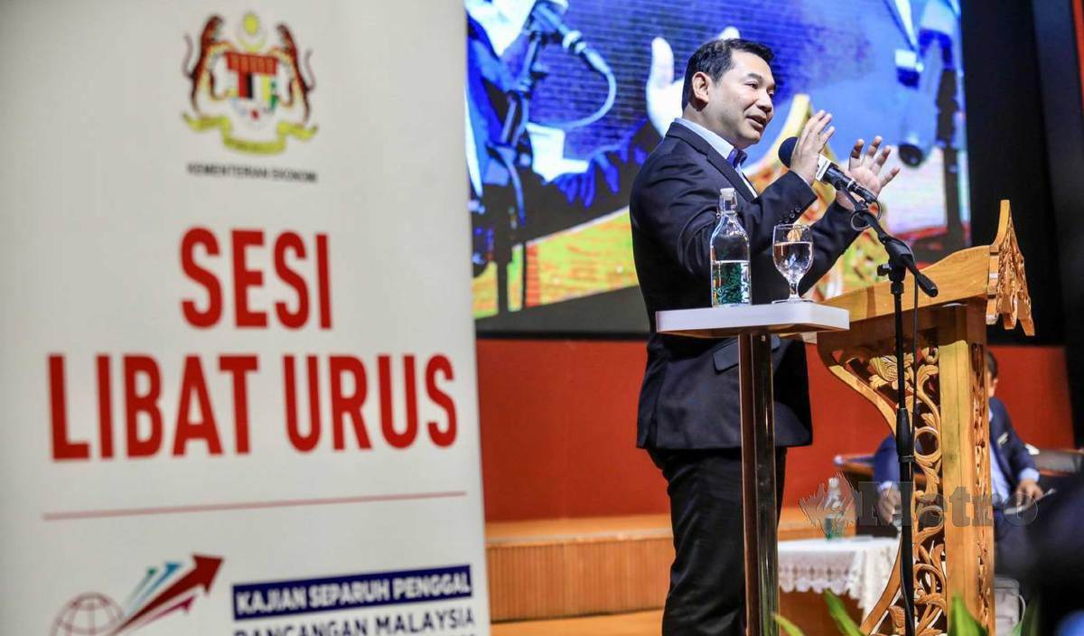 RAFIZI berucap pada Sesi Libat Urus Kajian Separuh Penggal RMKe-12 Bersama Kerajaan Negeri Terengganu di Wisma Darul Iman. FOTO Ghazali Kori