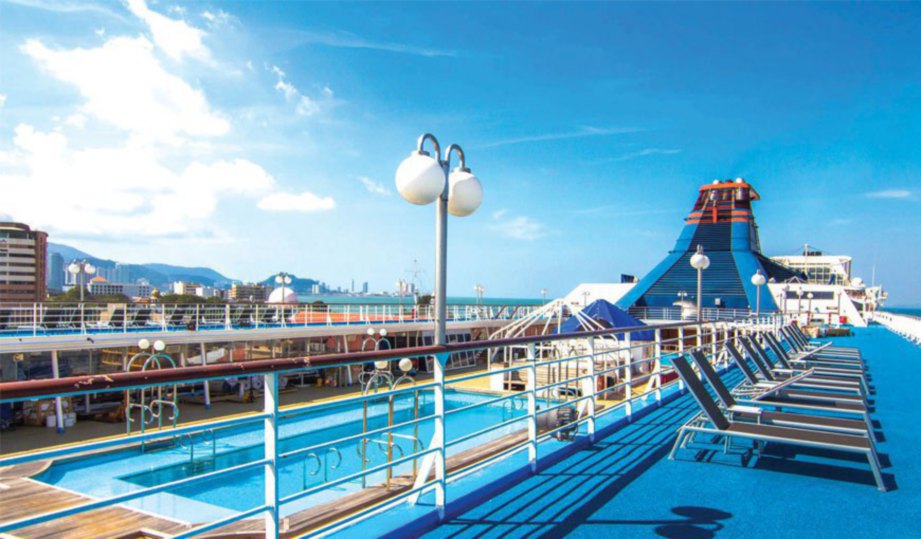 PELANCONG boleh bersantai dan rehat bila-bila masa saja di atas kapal Star Cruises SuperStar Libra.