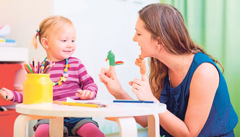 TERAPI pertuturan untuk membantu pertuturan kanak-kanak lidah pendek.