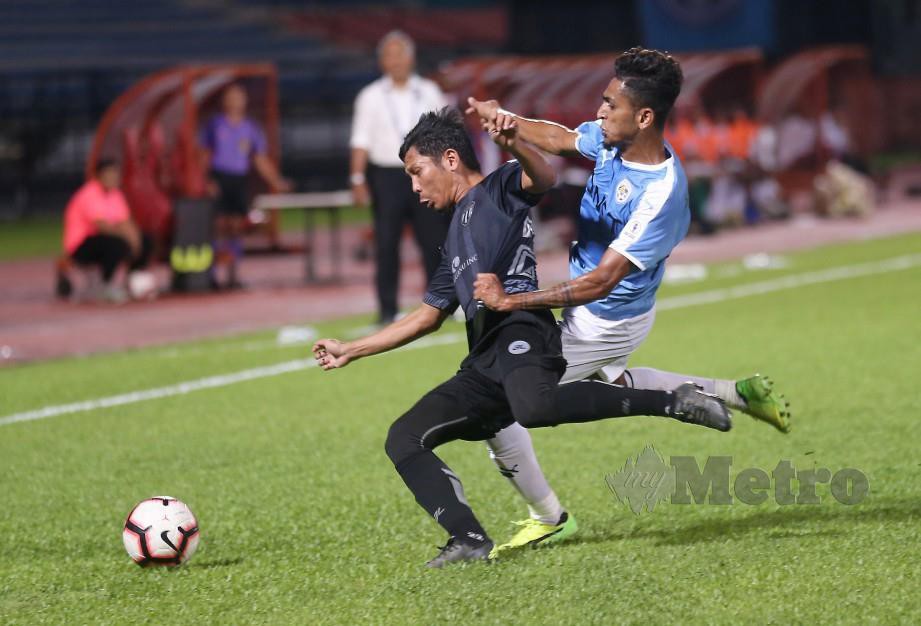 Aksi pemain Terengganu FC, Adin Aizuddin Ab Latif ketika dihadang Pemain PJ City, Ganiesh Gunasegaran pada saingan Liga Malaysia baru-baru ini. 