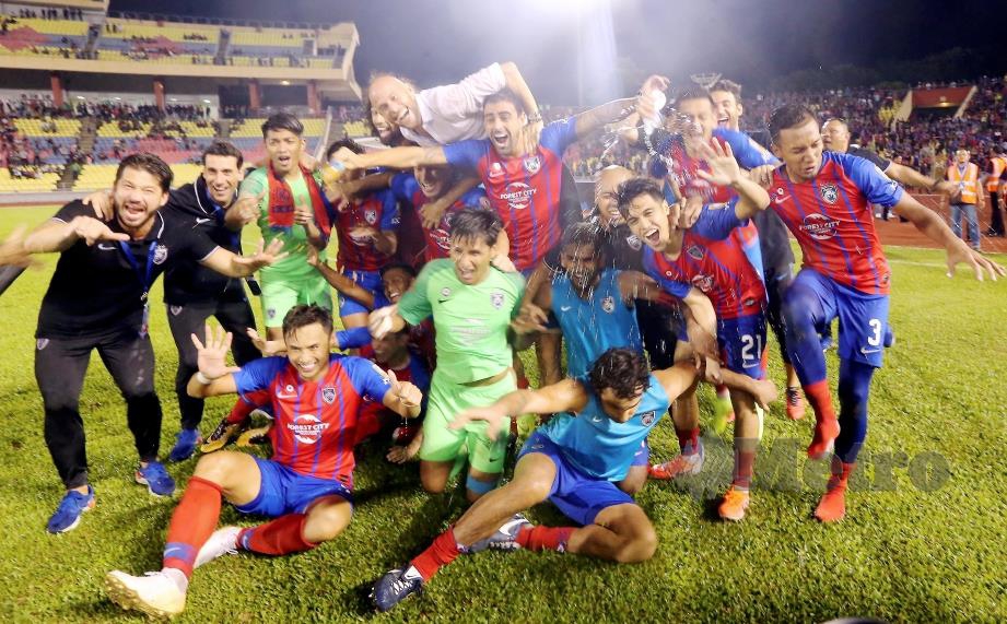 SKUAD JDT meraikan kemenangan muncul juara Liga Super 2019 selepas menewaskan Melaka United di Stadium Hang Jebat. - FOTO  Rasul Azli Samad