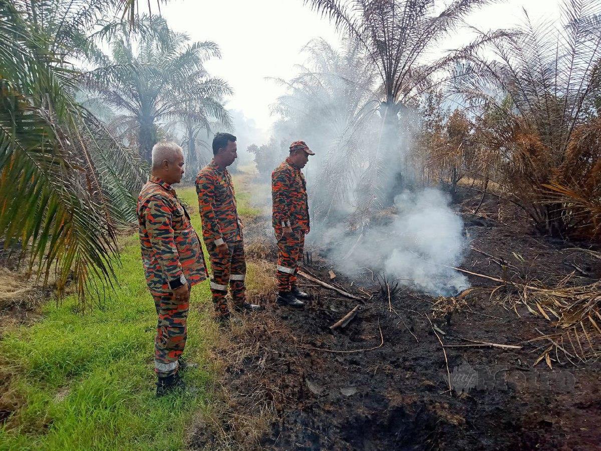 PEGAWAI dan anggota JBPM Besut melakukan pemantauan kebakaran di hutan tanah gambut di Kampung Baru Batu Tumbuh. FOTO Baharom Bakar