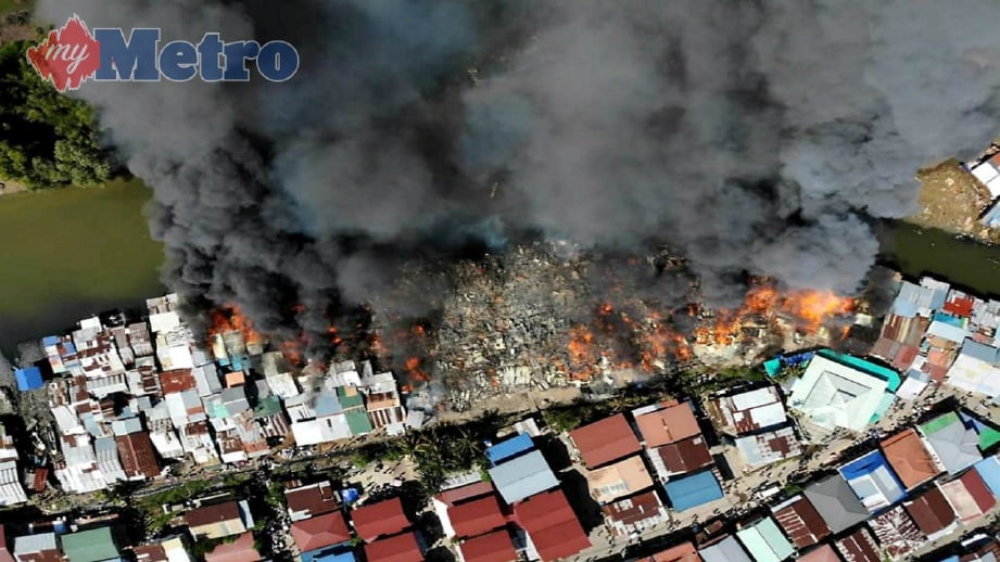 PEMANDANGAN udara puluhan rumah yang musnah dalam kebakaran di Kampung Cenderamata 2 di Likas, Kota Kinabalu, hari ini. FOTO Ihsan JBPM