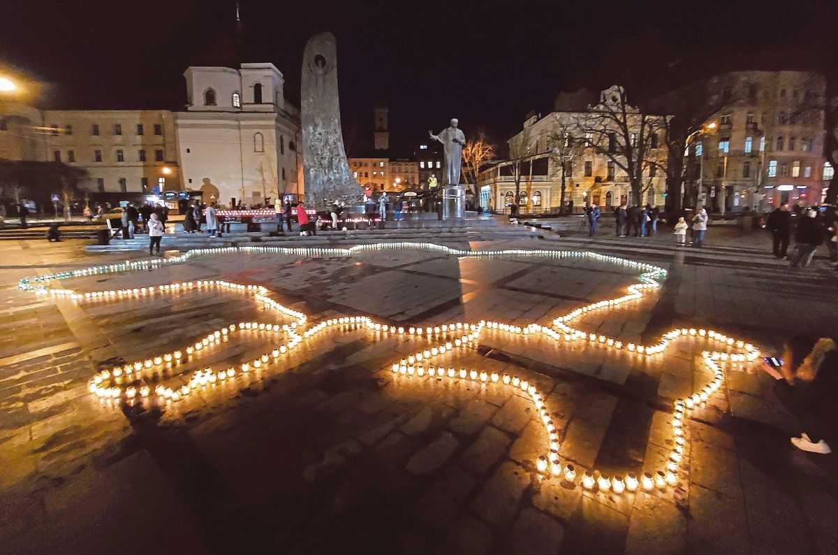 LILIN dinyalakan di Lviv, Ukraine, bagi memperingati orang awam yang terkorban susulan pencerobohan Rusia di negara itu. FOTO EPA 