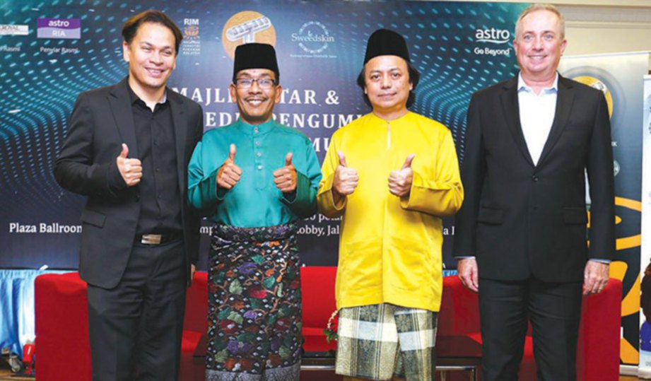 DARI kiri, Presiden Eksekutif KRU Bros Sdn Bhd Datuk Norman Abdul Halim, Pengerusi SNA Wellness Datuk Seri Mohamad Suparadi Md Noor, Rosmin dan Pengurus Besar Parkroyal Kuala Lumpur, Mark Losi pada sidang media AIM22.