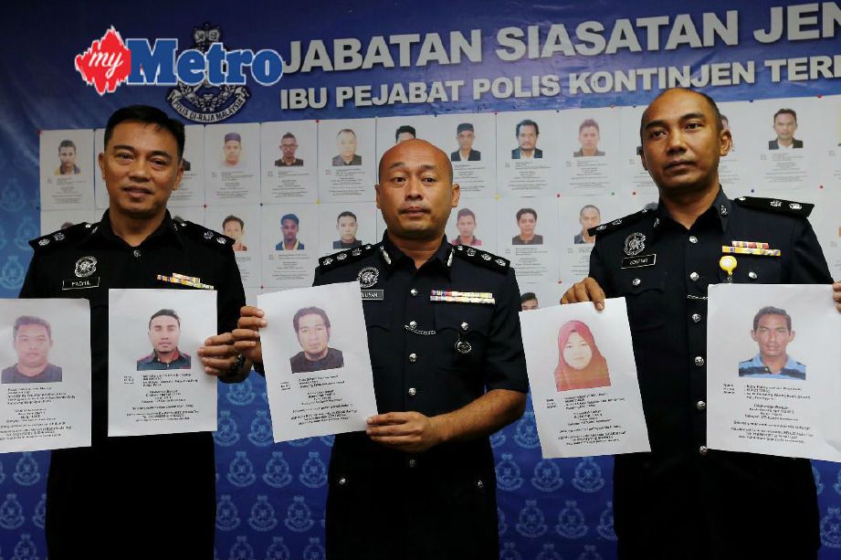 Fazlisyam (tengah) bersama pegawainya menunjukkan gambar individu yang dikehendaki polis pada sidang media di IPK Kuala Terengganu. FOTO Rozainah Zakaria 