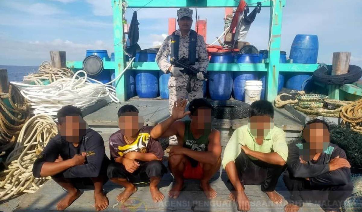 LIMA kru warga Myanmar ditahan APMM Pulau Pinang di perairan Pulau Kendi atas pelbagai kesalahan. FOTO Ihsan APM