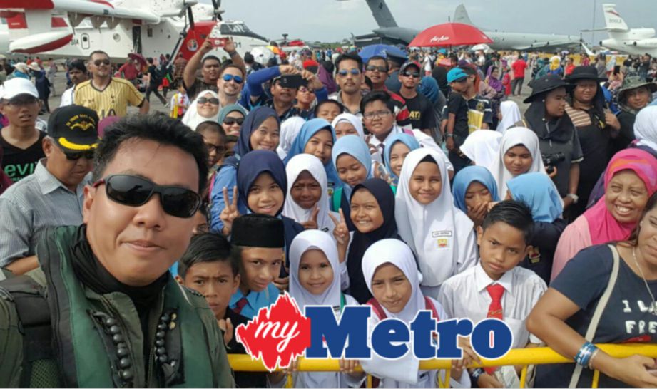 SEBAHAGIAN 30 murid sekolah teruja bergambar kenangan bersama juruterbang jet pejuang Sukhoi TUDM, Mejar Mohd Norazan Othman. FOTO Hamzah Osman 