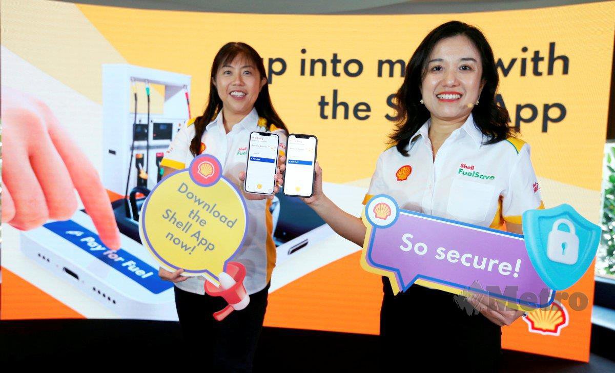  LEE Ming (kanan) melancarkan aplikasi mudah alih dengan dilengkapi sistem pengesahan keselamatan 3-D Secure di Shell LDP Puchong South.