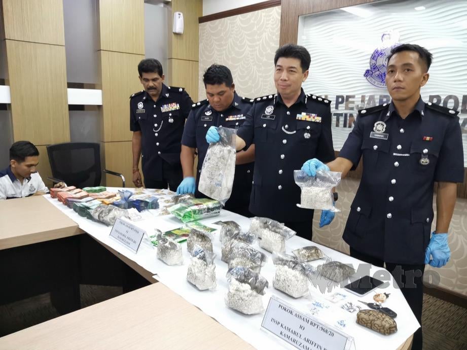 KING Chuan (dua dari kanan) menunjukkan hasil barangan rampasan selepas mengadakan sidang media berkaitan sindiket pengedaran dadah di Ibu Pejabat Polis Kontinjen (IPK) Perak. FOTO BALQIS JAZIMAH ZAHARI