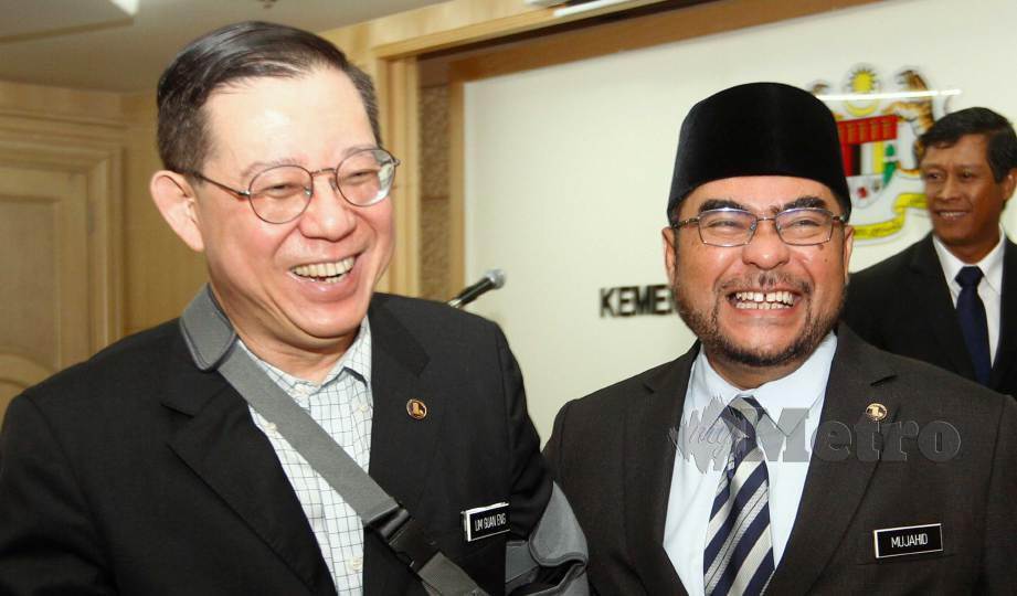 GUAN Eng bersama Mujahid Yusof selepas Majlis Penyerahan Peruntukan RM100 juta daripada Kementerian Kewangan kepada Menteri di Jabatan Perdana Menteri. FOTO Mohd Fadli Hamzah 