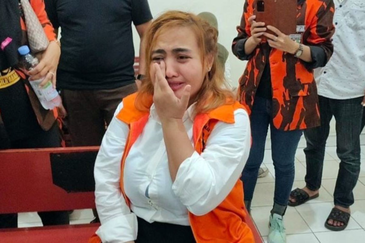 Lina menangis selepas mendengar keputusan mahkamah. - FOTO Agensi