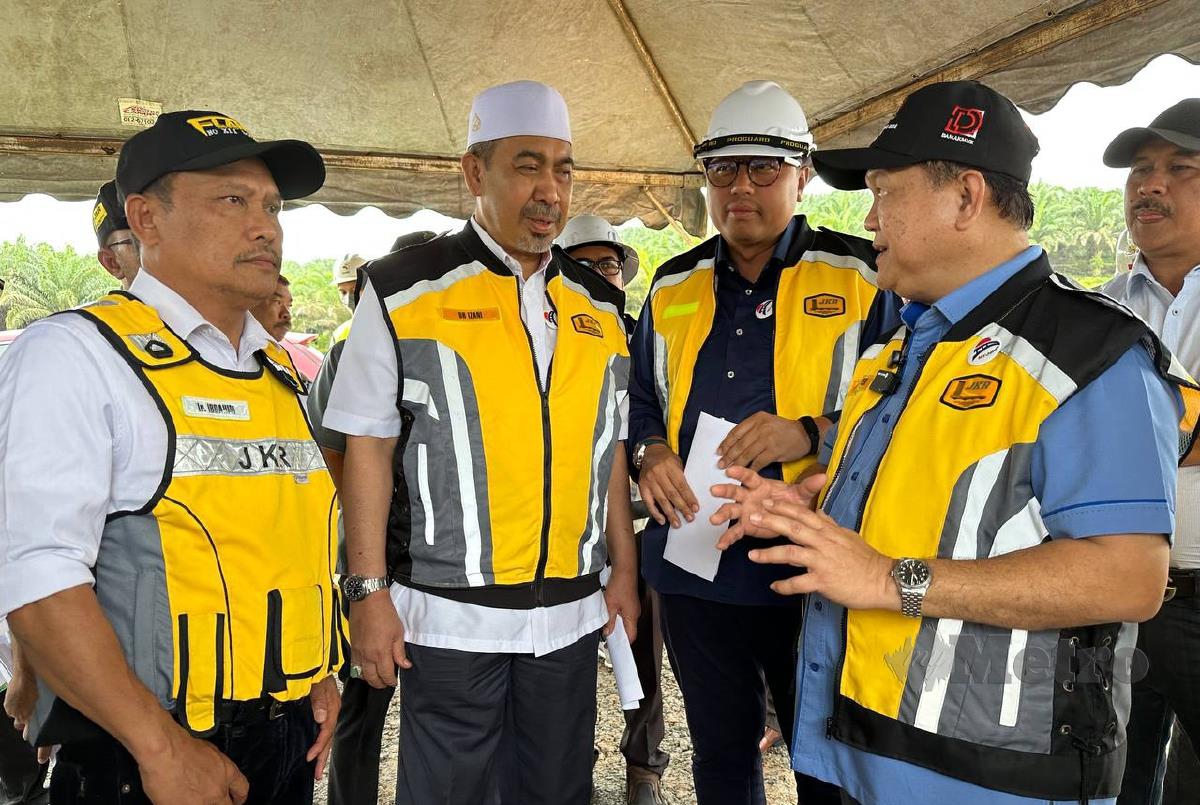 Menteri Kerja Raya, Datuk Seri Alexander Nanta Linggi (kanan) mendengar taklimat berkenaan projek LTU dekat Paloh.