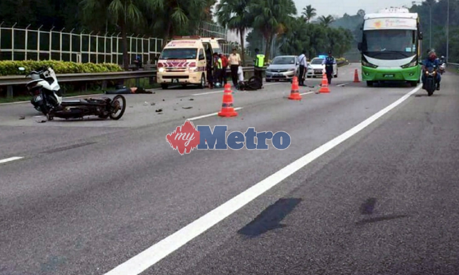 MANGSA yang maut dan cedera dibantu petugas perubatan selepas kemalangan di Kilometer 1.3 Lebuhraya Linkedua arah selatan dekat Johor Bahru, hari ini. FOTO ihsan FB Community Roda Johor-CRJ.