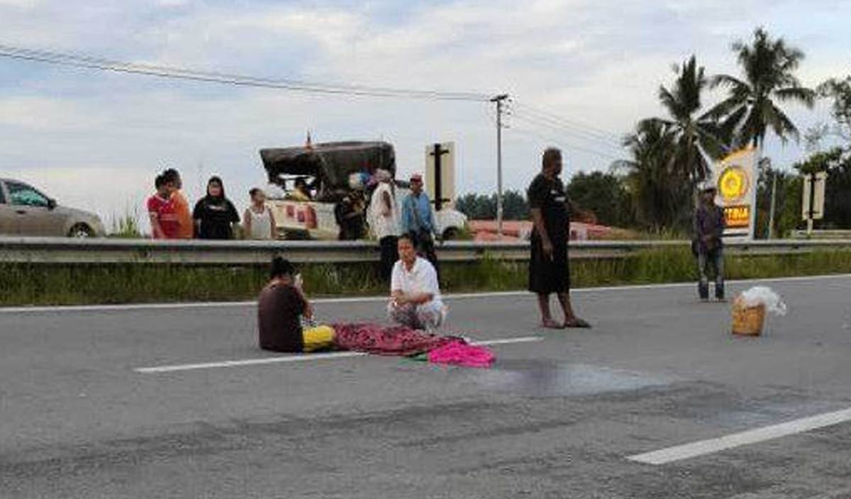 MAYAT mangsa yang masih terbaring di tengah jalan sementara menunggu bantuan tiba.