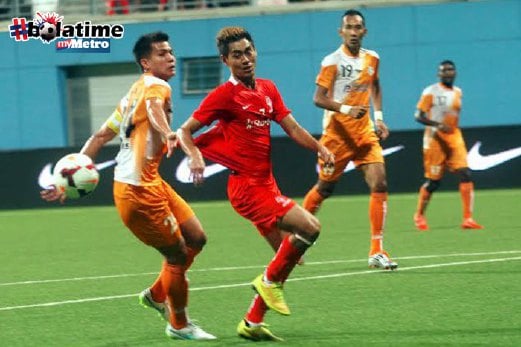 AKSI perlawanan diantara Lions XII menentang PDRM dalam saingan Liga Super di Stadium Jalan Besar, Singapura. 