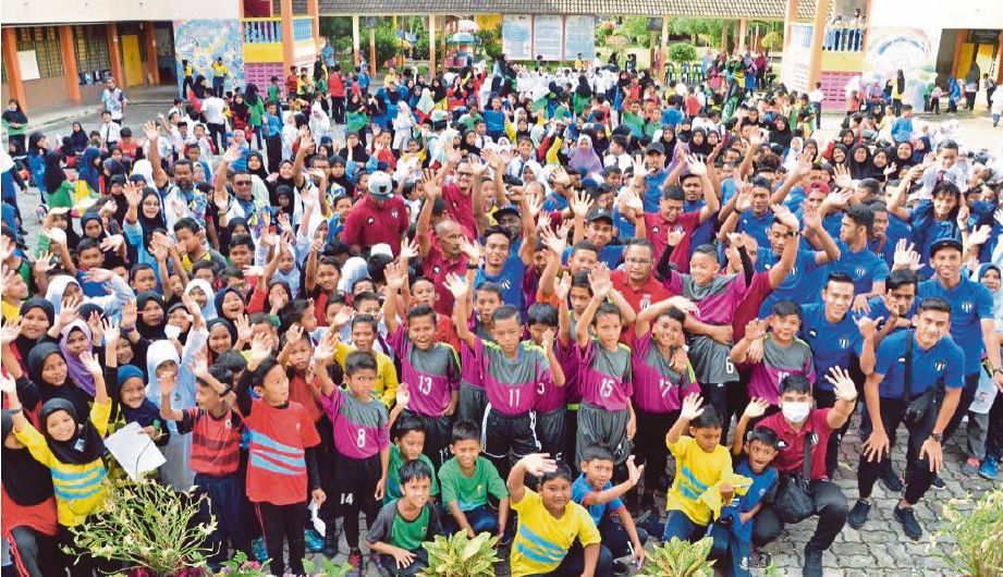 PEMAIN TFC II dan murid SK  Kompleks Gong Badak bergambar kenangan selepas majlis pelancaran Akademi Bolasepak Lions FC. FOTO ihsanTFC