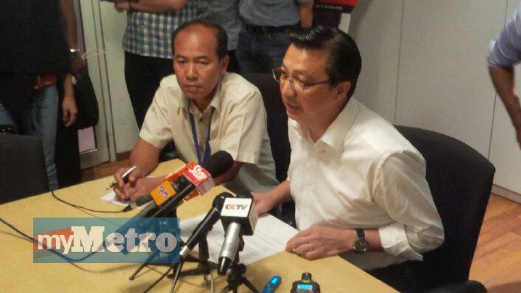 DATUK Seri Liow Tiong Lai (kanan) mengumumkan aset ketika sidang media. FOTO Mohd Husni Mohd Noor