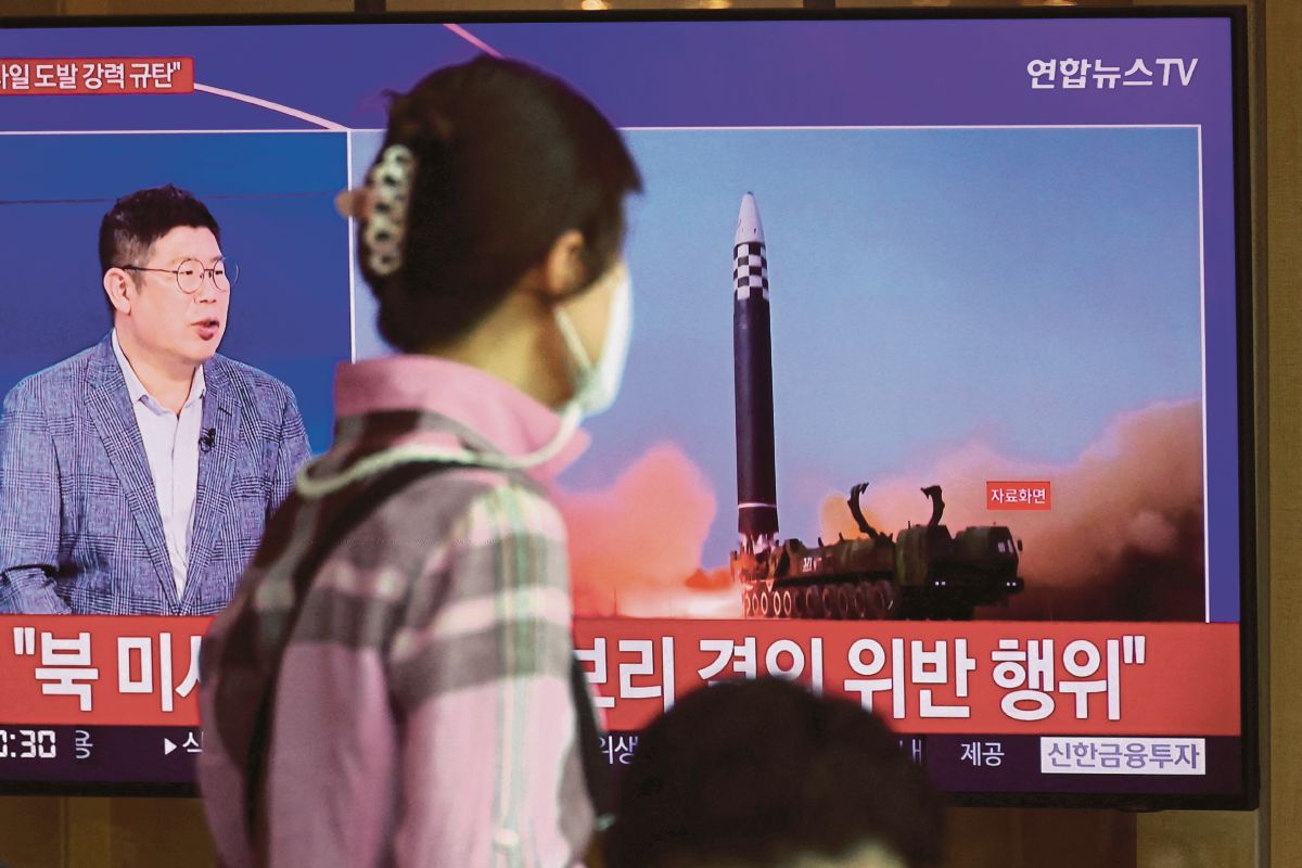 WANITA melihat liputan berita mengenai pelancaran peluru berpandu oleh Korea Utara. FOTO Reuters 