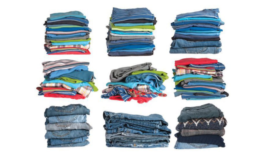 PILIH pakaian dan asingkan mengikut kategori sebelum melipat.