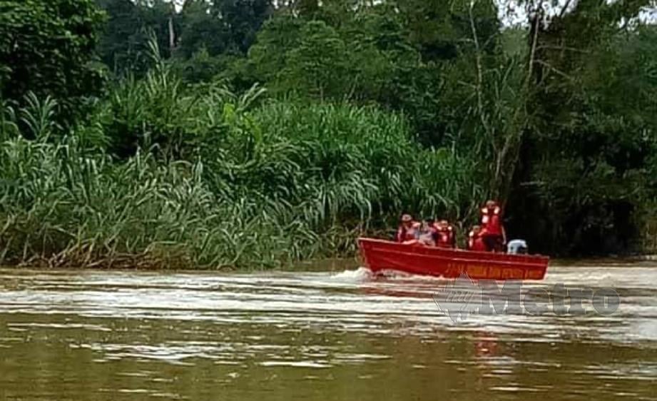 PASUKAN penyelamat menggerakkan operasi SAR Nur Dhiya Aqilah Khairul Adli, 6, di Sungai Lipis. FOTO Ihsan Bomba.