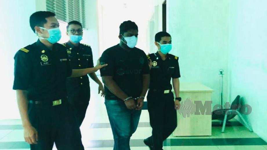Lelaki dibawa ke Mahkamah Sesyen Shah Alam hari kerana menjual pelitup muka tiruan di Facebook. Foto Ihsan KPDNHEP