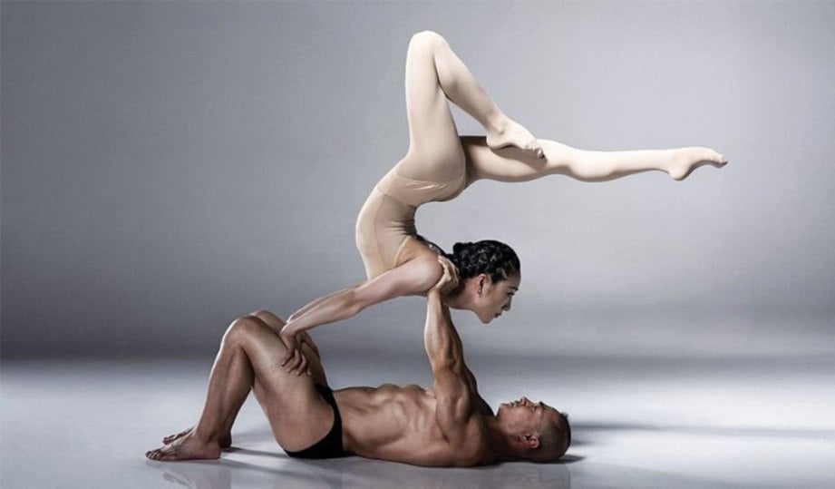 LIU bekerjasama dengan seorang ahli gimnas, Li Peng untuk mempamerkan gaya fleksibelnya.