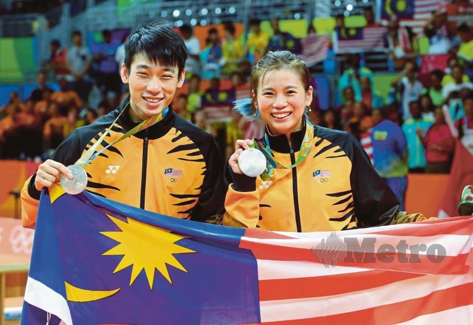 LIU Ying (kanan) dan Peng Soon meraih pingat perak dalam kategori beregu campuran pada Sukan Olimpik Rio 2016.