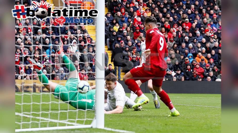 Firmino menolak masuk gol pertama Liverpool menentang Burnley di Anfield. FOTO REUTERS 