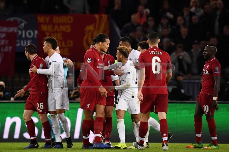 PEMAIN Liverpool (jersi merah) bertelagah dengan pemain PSG. FOTO/AFP 