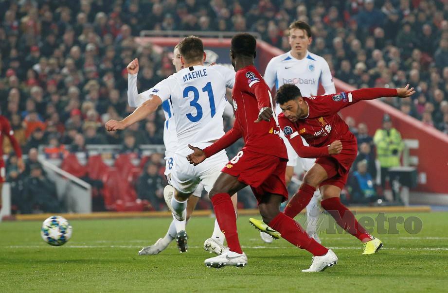 OXLADE-CHAMBERLAIN (kanan) meledak gol kemenangan Liverpool di Anfield. — FOTO Reuters