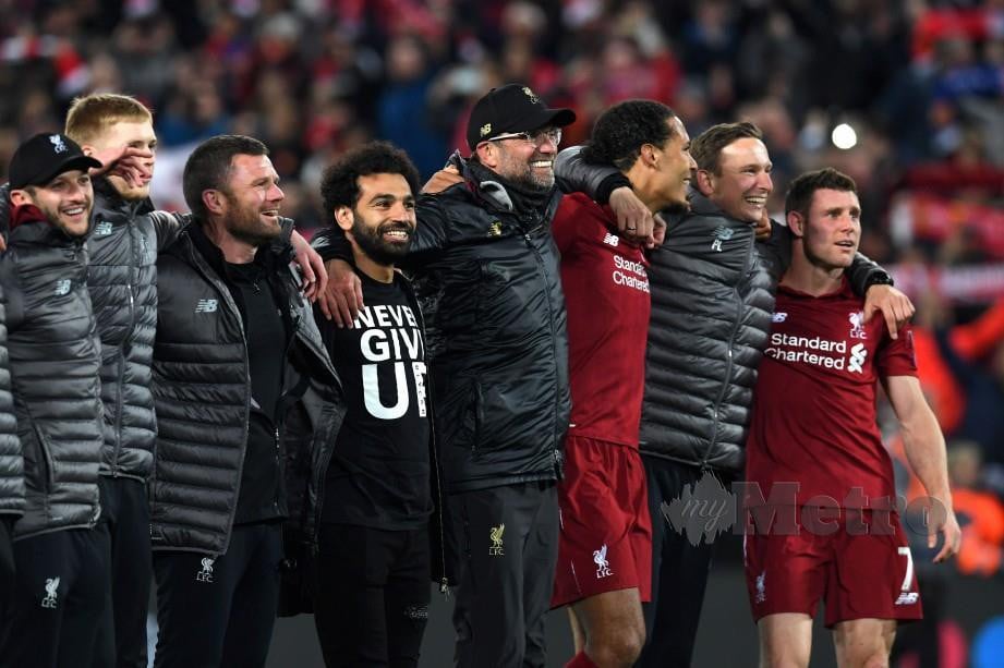PEMAIN Liverpool termasuk Salah (empat dari kiri), pengurus Klopp meraikan kejayaan menyingkirkan Barcelona pada separuh akhir Liga Juara-Juara. — FOTO AFP
