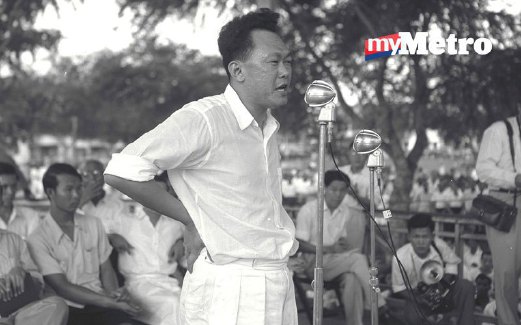GAMBAR fail menunjukkan Kuan Yew berucap di satu perhimpunan Parti Tindakan Rakyat (PAP)  di Farrer Park pada 15 Ogos 1955.