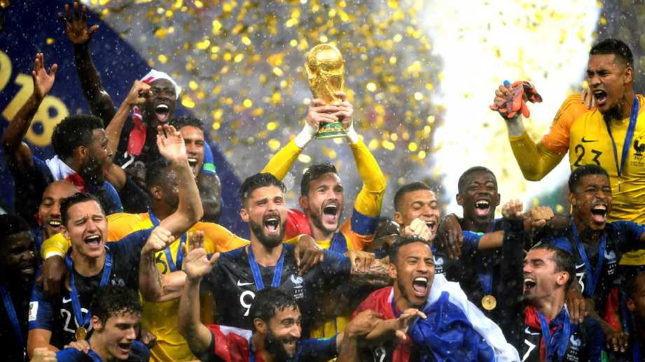 KEJAYAAN memenangi Piala Dunia tahun lalu terbesar buat Lloris. — FOTO fifa.com