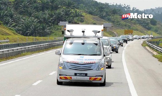  Kenderaan pengimbas jalan Institut Kerjaraya Malaysia (IKRAM) membuat imbasan permukaan jalan di kawasan berisiko Lebuhraya Pantai Timur 2 (LPT 2), Rabu lalu, berikutan banyak kemalangan maut. - Foto Bernama